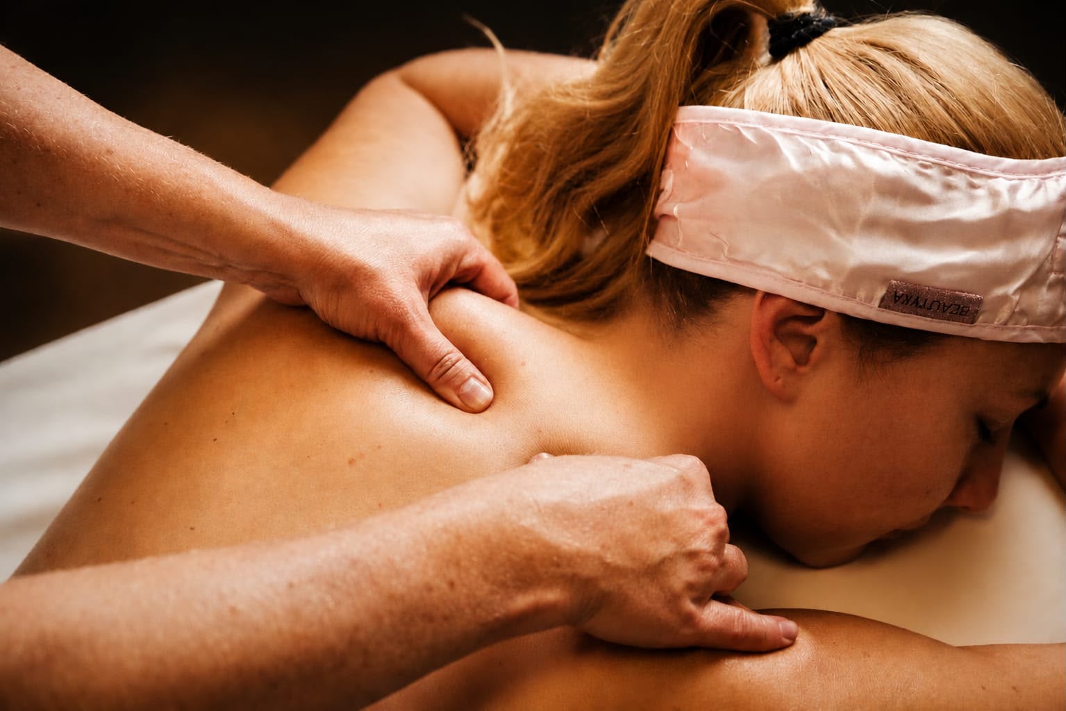 Rückenmassage im warmen Licht